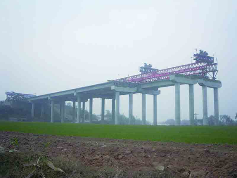 大型架橋機架設梁板作業
